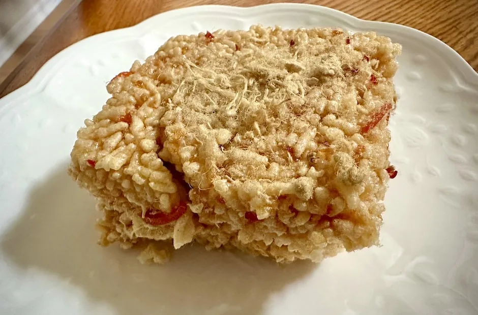 Burnt rice with fish sauce cake